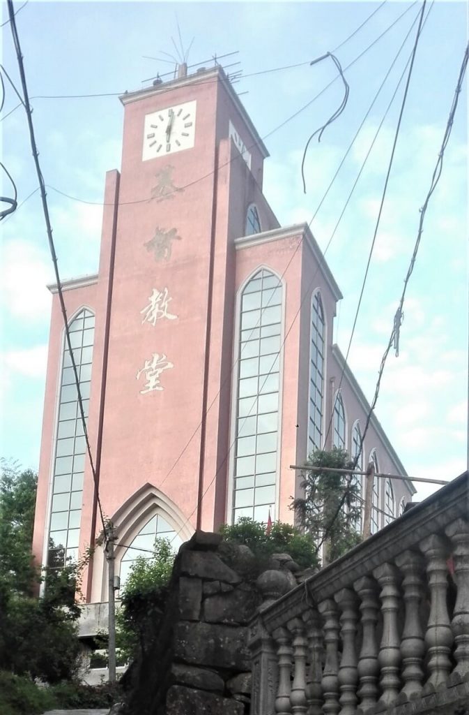 십자가는 철거되고 ‘그리스도’를 나타내는 한자가 검은색 페인트로 칠해진 모습