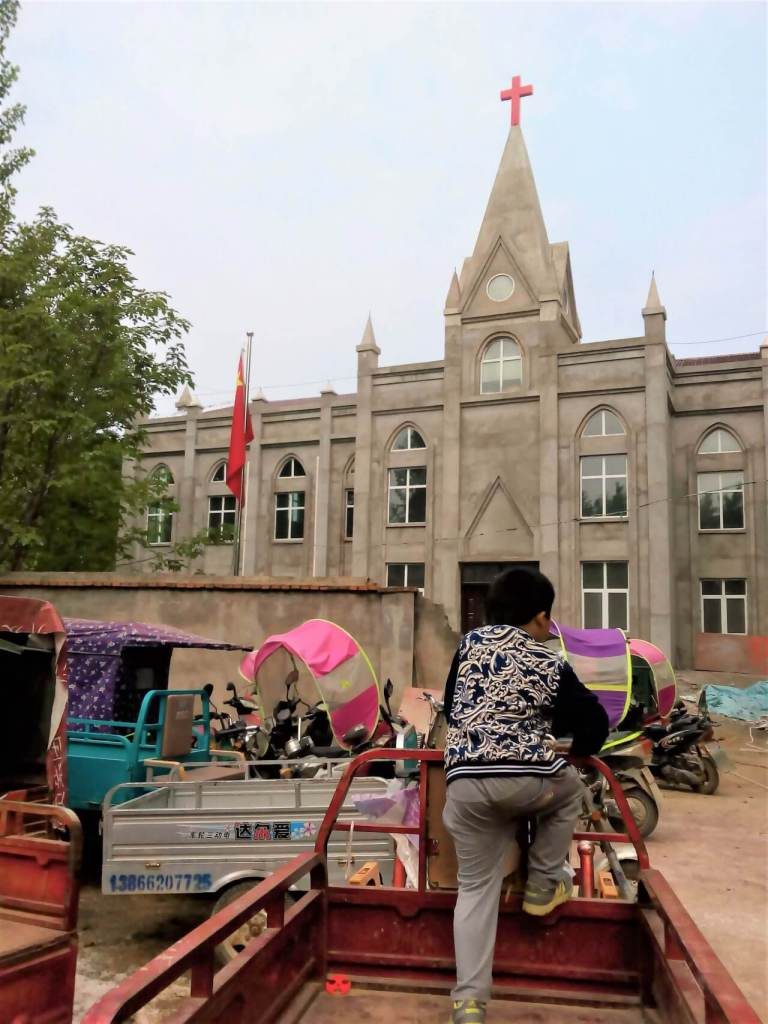 삼자교회에 국기 게양