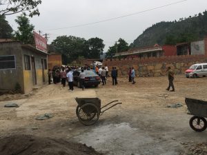 정부 공무원과 신도들의 충돌 장면