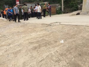 정부 공무원과 신도들의 충돌 장면