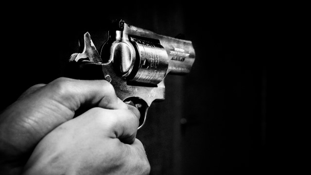 hands with gun