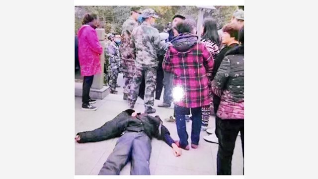 바닥에 내쳐진 저우 씨