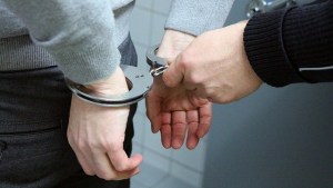 무장경찰 들이닥쳐 48명 호함파 신도 체포, 이중 다섯 명은 징역형 구형