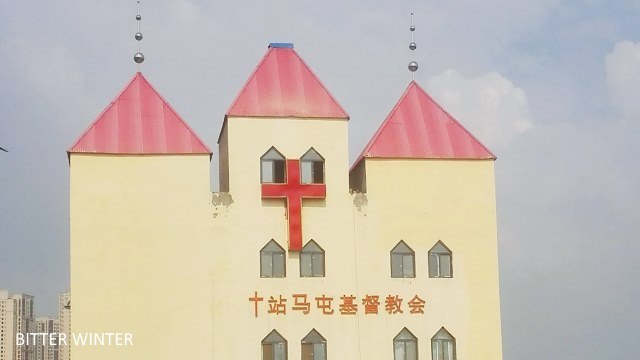 교회 꼭대기의 십자가가 제거된 이후 외벽으로 옮겨졌다.