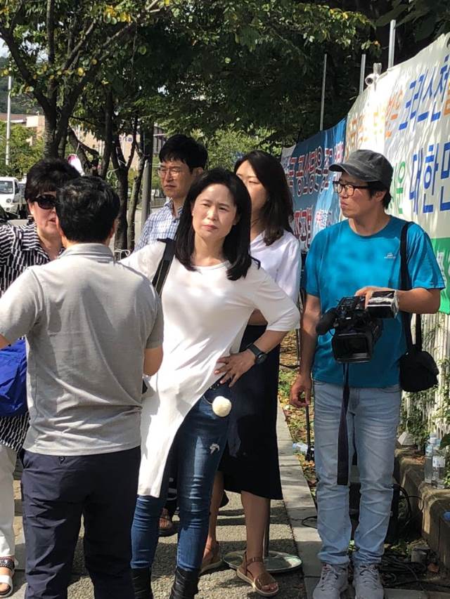 조어러가 사진을 찍자 오 씨는 불쾌한 심경을 드러냈다
