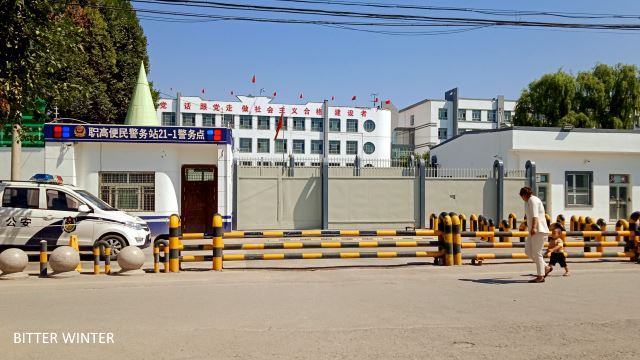 시설 정문과 경비 구역 모습