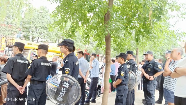 특수경찰이 철거 현장에서 통제하는 모습