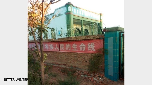 모스크 꼭대기와 기둥의 초승달 및 별 표식이 파괴됐다.