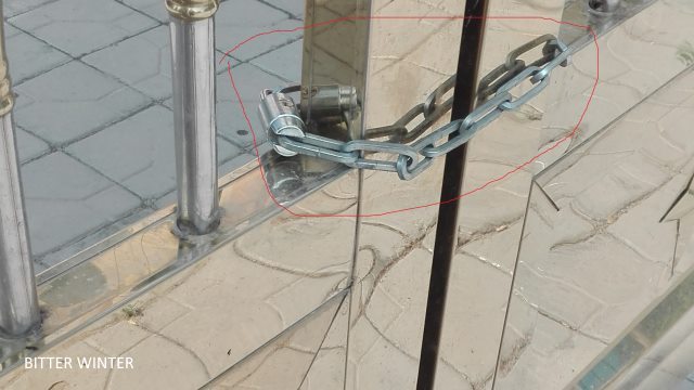 아랍어 학교 운영을 금지하는 정부 방침에 따라 학교 입구가 봉쇄됐다