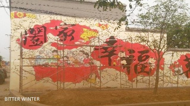“어린 소녀” 그림에 페인트 덧칠 후 “가족의 행복”을 묘사하는 벽화로 대체한 모습