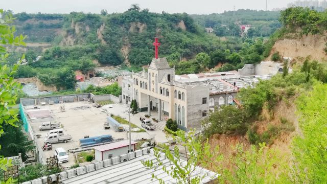 파괴 이전, 교회 주변에 벽을 쌓는 당국자