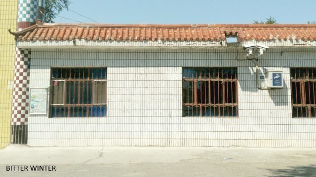 카메라 두 대가 설치되어 있다.