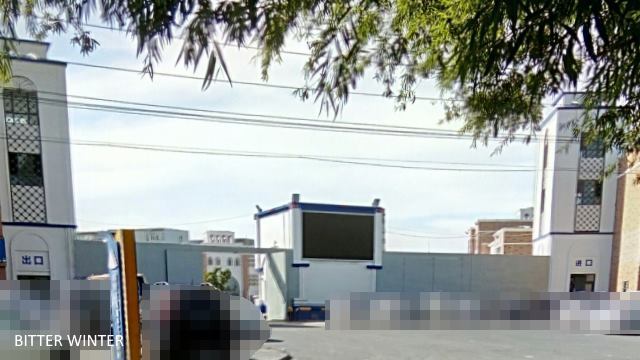 기지 입구에는 가시철사가 달린 철판 문이