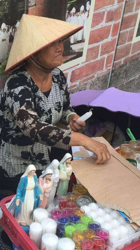 가톨릭 종교물품을 판매하는 거리상점