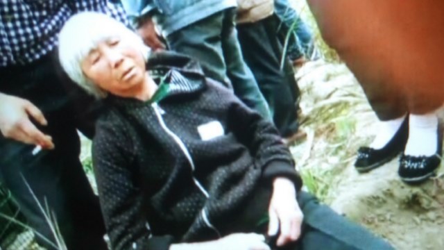 한 여성을 질질 끌고 가는 민루 광산 회사 직원