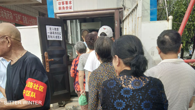 집회 참석하는 신자들은 경비원이 신분을 확인한 다음에야 교회에 입장할 수 있다