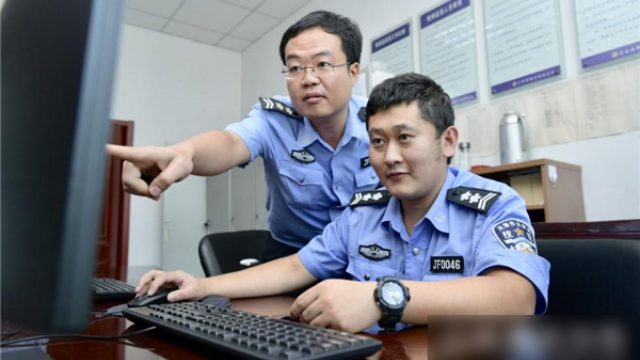 CCTV보는 경찰