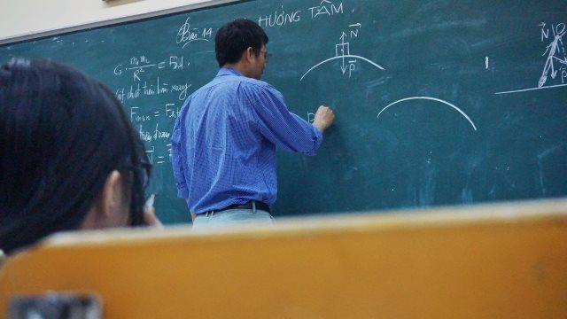 칠판에 글써는 선생