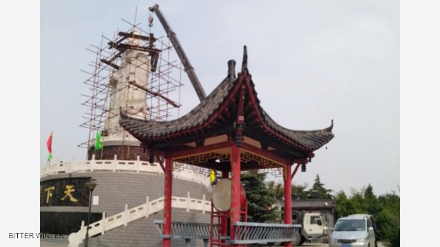 기중기로 동상을 철거하는 모습