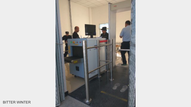 가족 중 한 사람이 보안검색을 받고 있다
