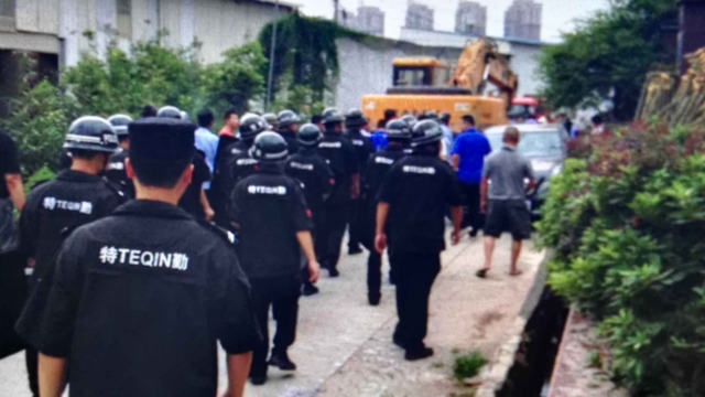 정부에서 나온 철거팀