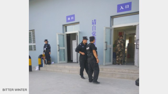 순찰대원 및 감시대원들이 수용소 외부에 배치된 모습