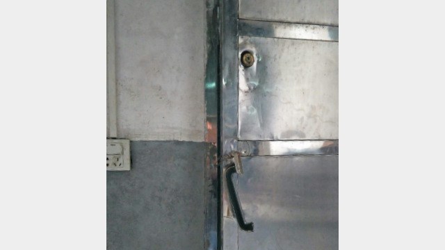 부서지고 고장 난 철문 자물쇠