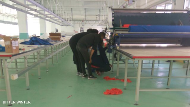 근로자들이 공장 안에서 기계를 조정하거나 테스트하고 있다