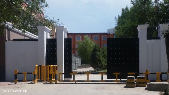 신장 자치구에 소재한 우쑤시 제2 중학교가 “재교육 수용소”로 전환되었다.
