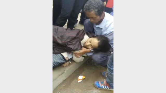 의식을 잃고 쓰러진 신도의 모습