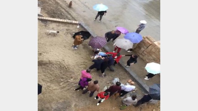 집단 구타당하는 신도