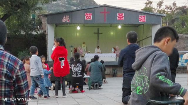 성당 밖에서 미사를 드리는 신자들