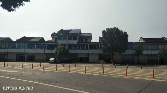불교 상점들은 강제로 문을 닫게 되었다.