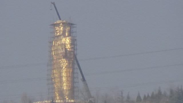 당국은 징냥 호수에 있는 높이 29.9m의 대불상을 철거하기 시작했다