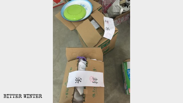 밀봉 테이프 때문에 손상된 교회 서적들