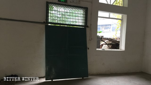 교회 문과 창문들이 손상되거나 제거되었다