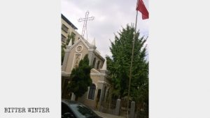 십자가 자리를 차지한 중국 국기