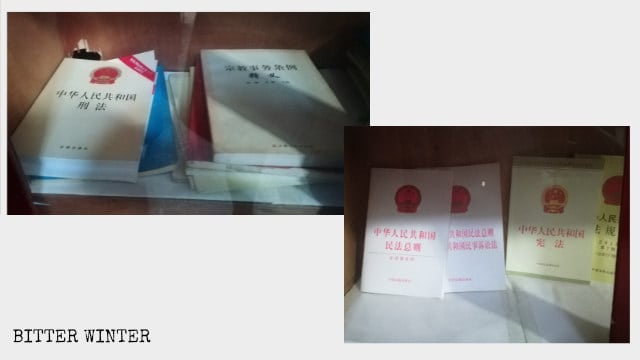 법규와 규칙에 대한 소책자가 교회에 전시되어 있다.