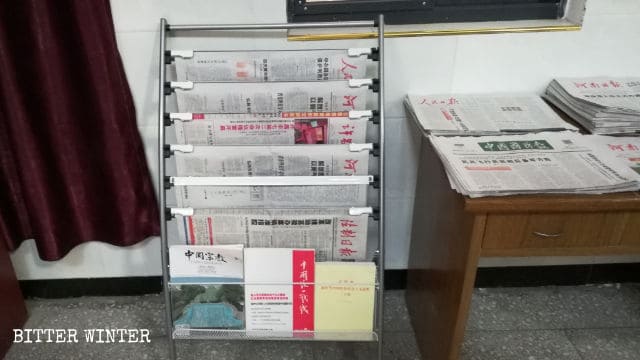 신문과 잡지가 교회에 전시되어 있다.