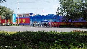 신장에 위치한 훠췅(霍城)현 의류산업단지는 이미 포로수용소로 바뀌었으나, 입구 옆에 붙어 있는 표지판은 바뀌지 않은 채 그대로 남아있다