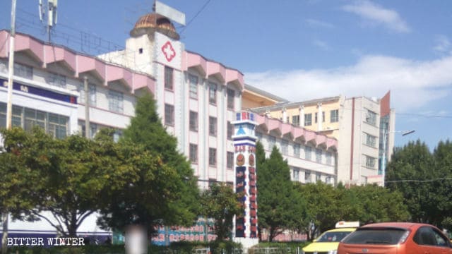 초소 안에서 보초를 서고 있는 경찰, 주변 경호가 삼엄하다