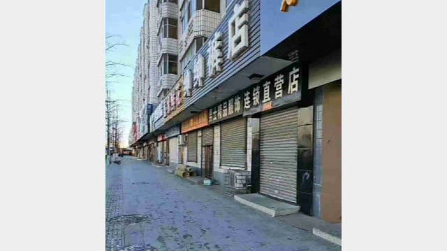 상점 주인들은 상점 문을 닫고 시위에 나섰다