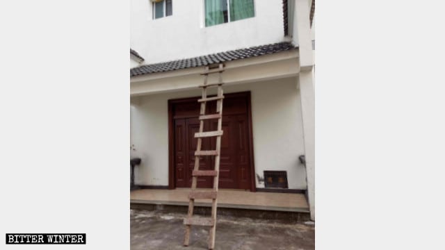 그날 경찰은 타이닝(泰寧)현 카톨릭 교회의 기숙사 건물에서 사제를 찾아 체포하기 위해 사다리를 이용해 불법적으로 침입했다. 