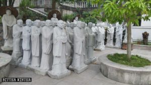 한데 모아놓은 아라한 동상
