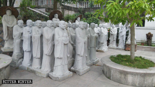한데 모아놓은 아라한 동상