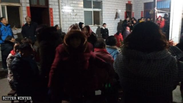 삼자교회가 폐쇄된 이후 신도들은 한 신자의 집에 모여 비밀리에 크리스마스를 기념했다.