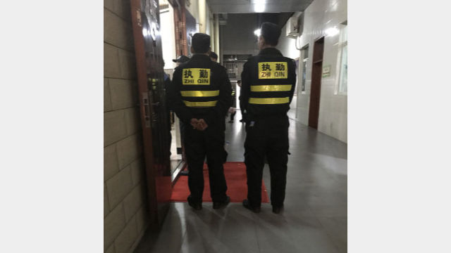 근무 중인 협경이 교회 입구에서 보초를 서고 있다