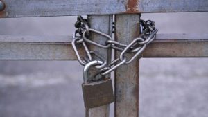 잠긴는 철문