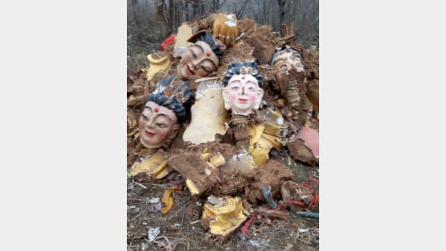 박살 난 조사묘(祖師廟)의 불상들이 무더기로 쌓여 있다
