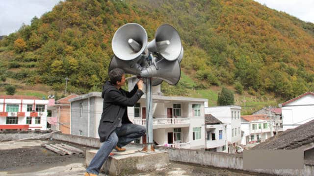 한 근로자가 산시(陝西)성 전핑(鎮平)현에 확성기를 설치하고 있다.